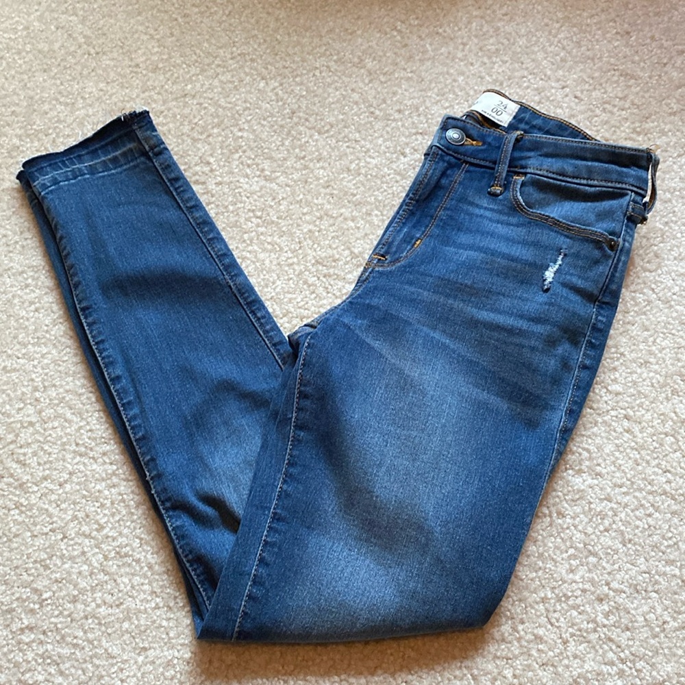 EUC Abercrombie ankle length distressed light wash jeans